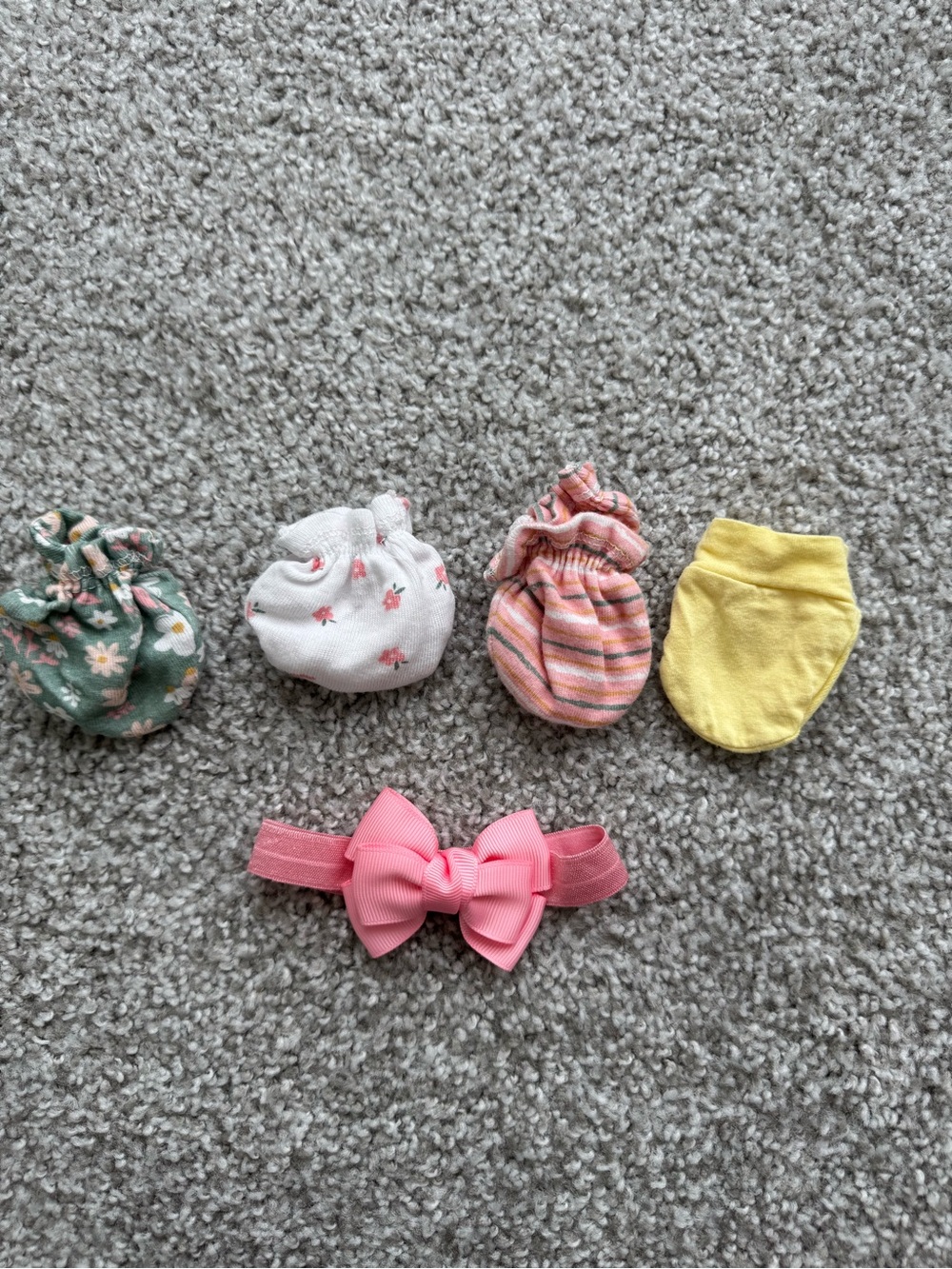 ✨Preemie Baby No-Scratch Hand-Mitts and Bow✨